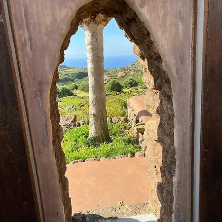 Casa vacanze Dammusi Il Serralh -pantelleria- *