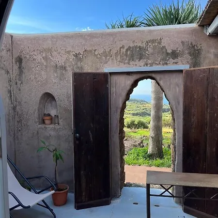 Dammusi Il Serralh -pantelleria- بيت للعطل