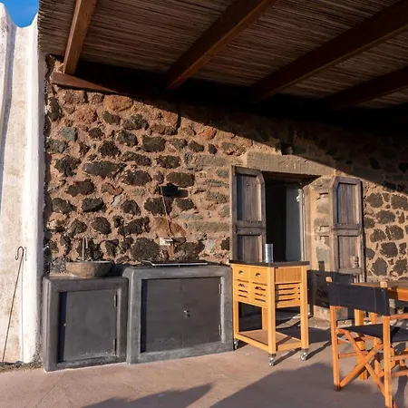 Dammusi Il Serralh -pantelleria- بيت للعطل