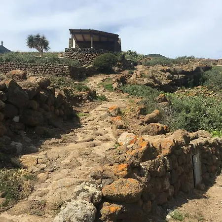 Dammusi Il Serralh -pantelleria- بيت للعطل *