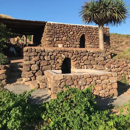 Dammusi Il Serralh -pantelleria- بيت للعطل