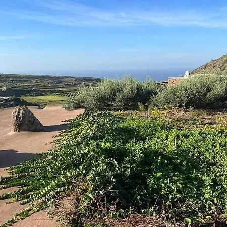 Dammusi Il Serralh -pantelleria- بيت للعطل *