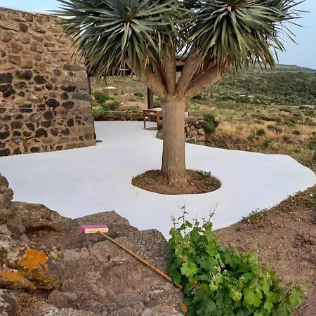 Dammusi Il Serralh -pantelleria- بيت للعطل